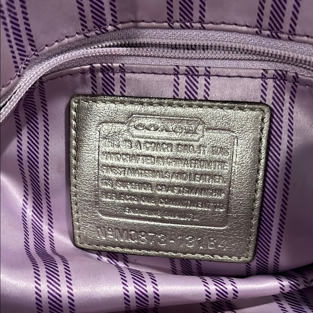 Coach Gold Shoulder Bag with Elegant Design - Picture 6 of 7